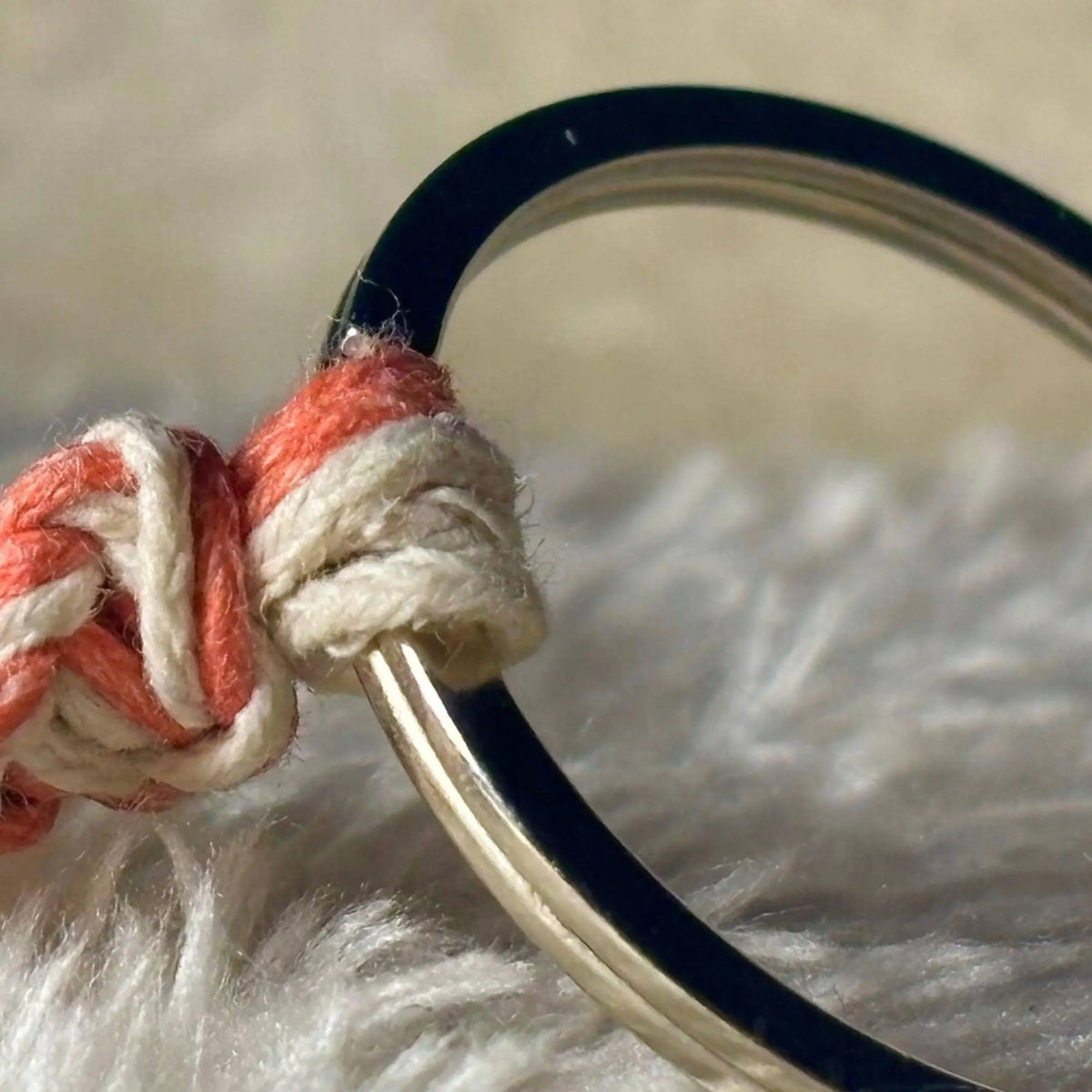 Brelok z naturalnym kamieniem hag stone kamień wiedźmy ręcznie robiony
