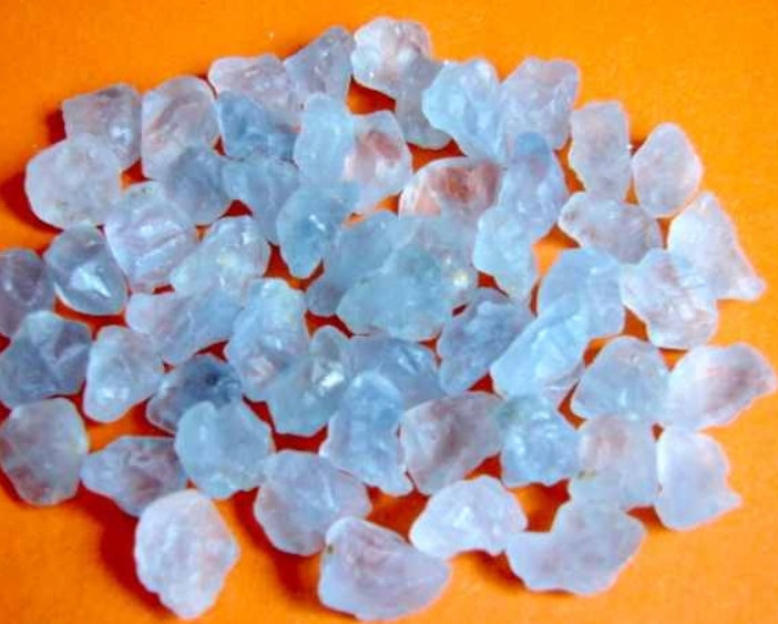 Celestyn naturalny kamień minerał z madagaskaru do optymalizacji czakr