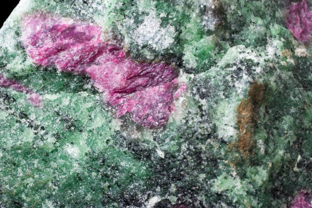 Rubin z zoisytem ruzo z brazylii kamień szlachetny minerał polerowany