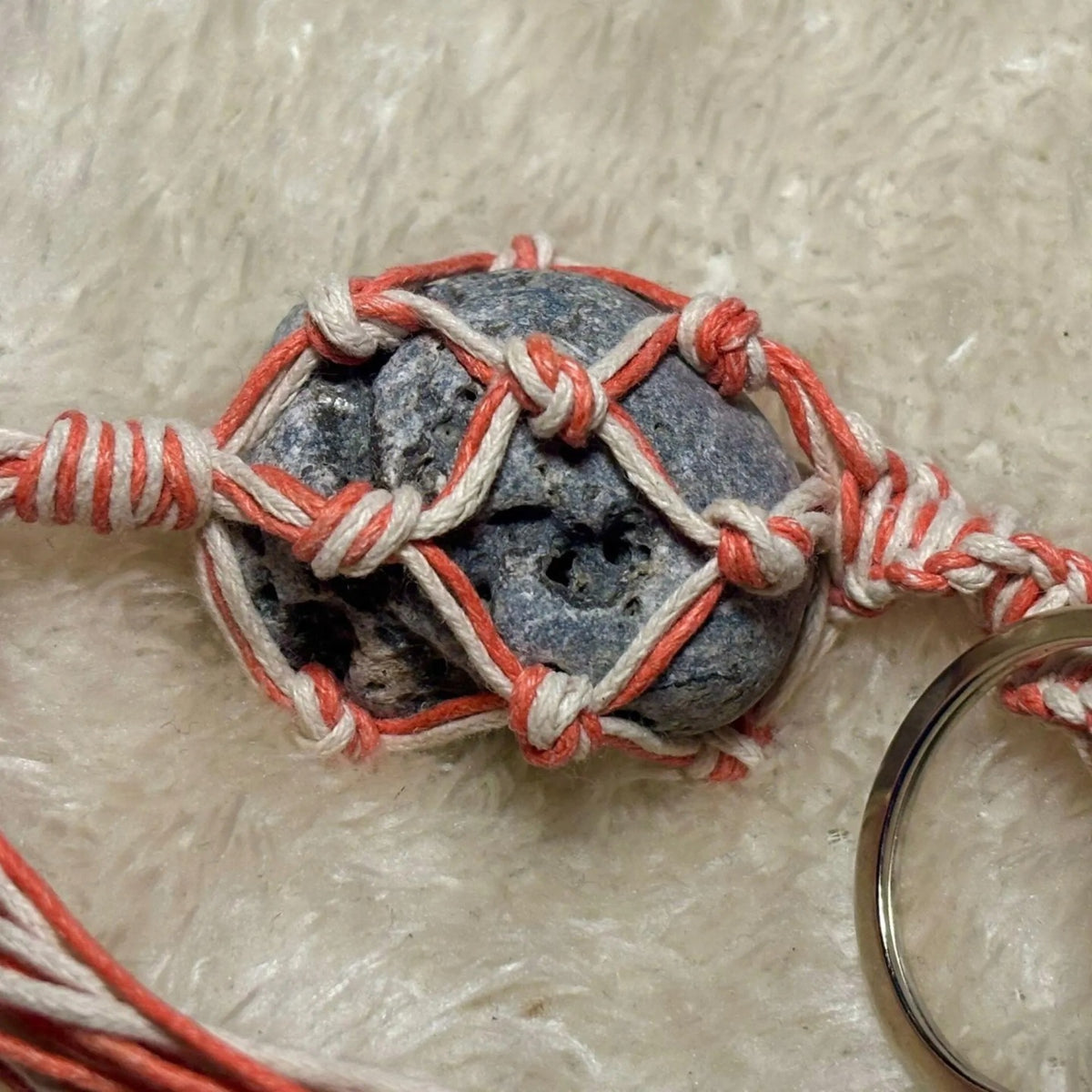 Brelok z naturalnym kamieniem hag stone kamień wiedźmy ręcznie robiony