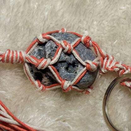 Brelok z naturalnym kamieniem hag stone kamień wiedźmy ręcznie robiony