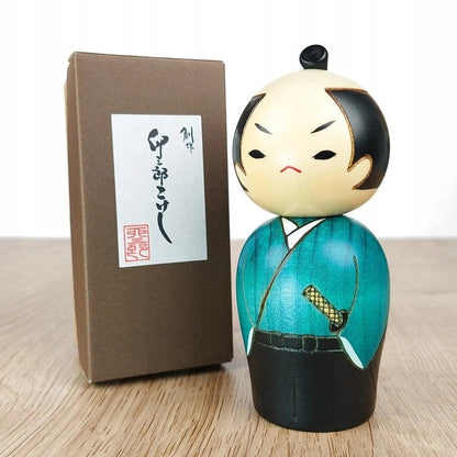 Lalka kokeshi samuraj wojownik drewniana naturalna wykonana w japonii