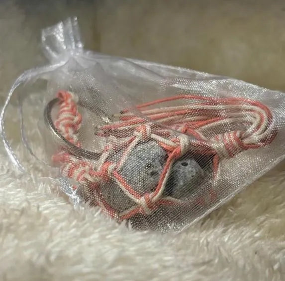 Brelok z naturalnym kamieniem hag stone kamień wiedźmy ręcznie robiony