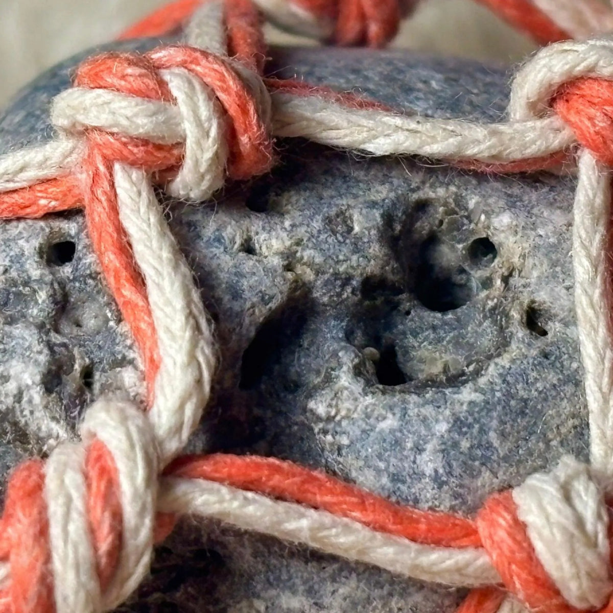 Brelok z naturalnym kamieniem hag stone kamień wiedźmy ręcznie robiony