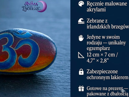 Ręcznie malowany kamień akrylowy symbol om - zbierany na irlandzkiej plaży, duchowy wystrój