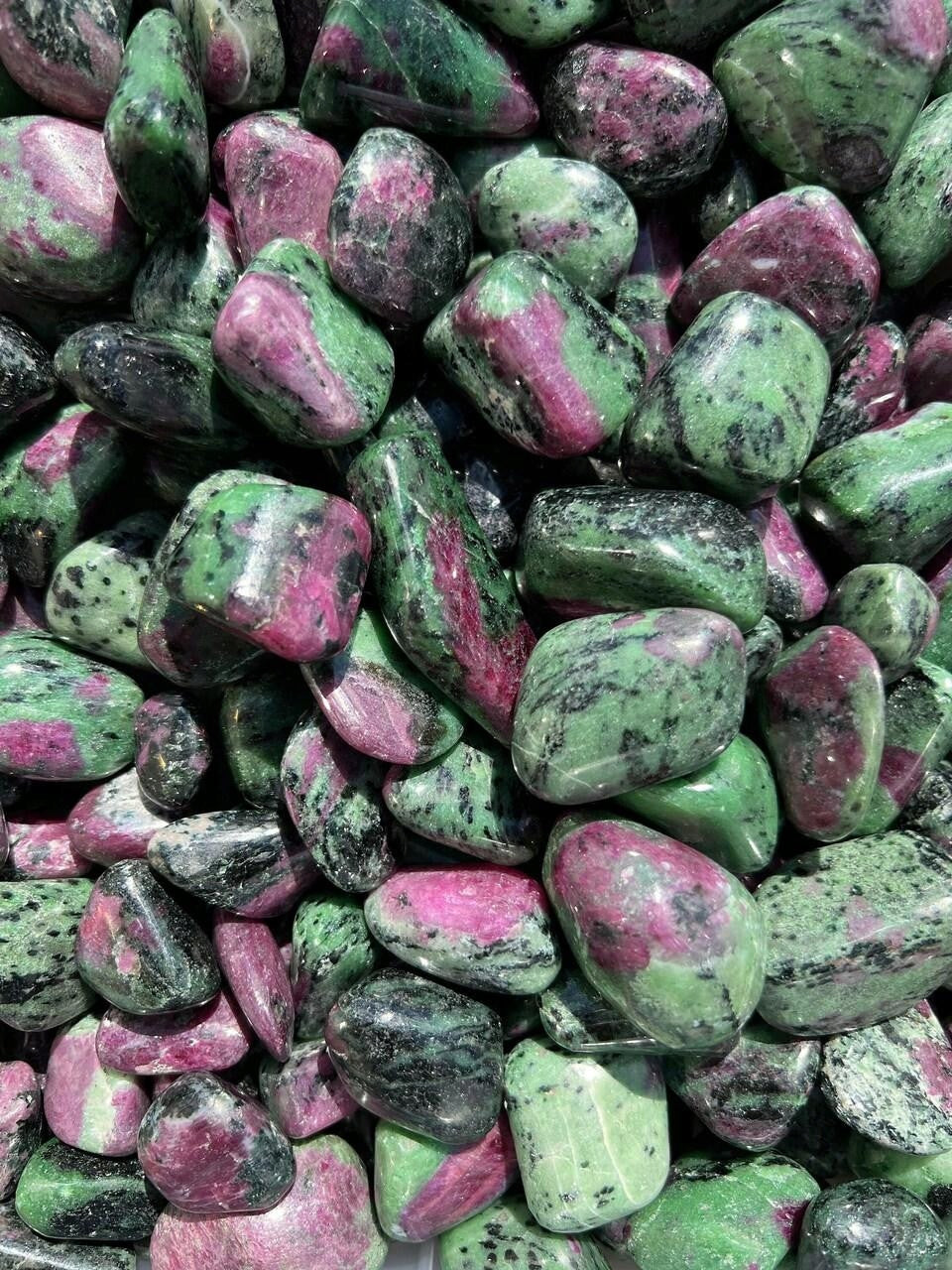 Rubin z zoisytem ruzo z brazylii kamień szlachetny minerał polerowany