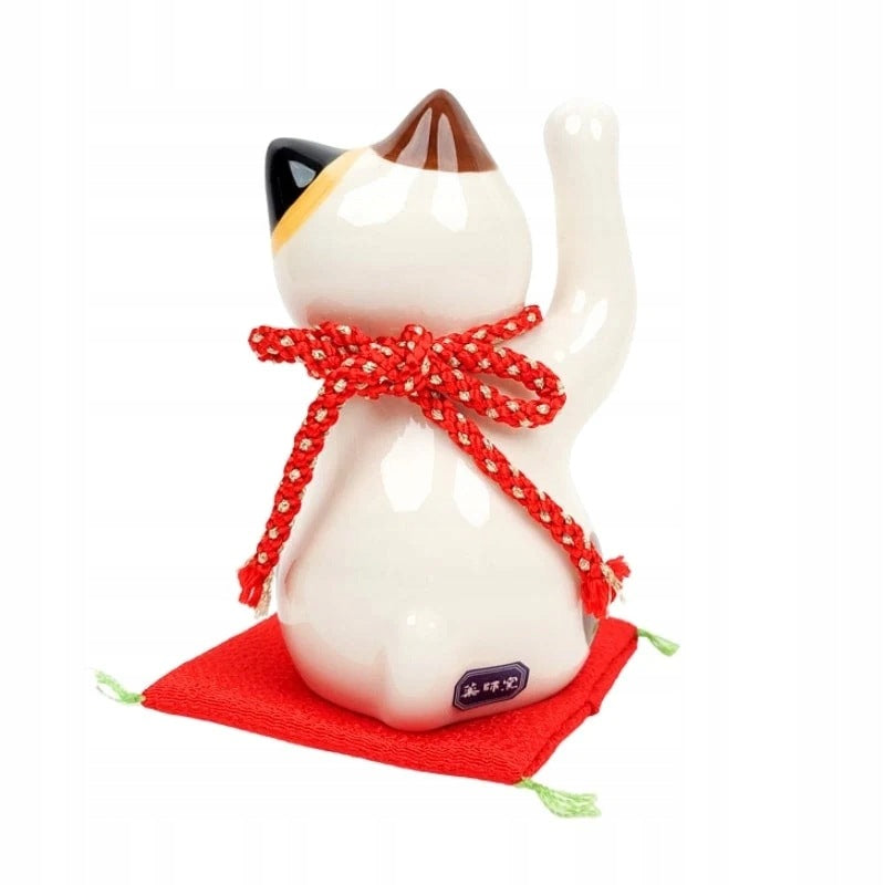 Figurka japońska Maneki Neko ceramiczny kot szczęścia z uniesioną łapką